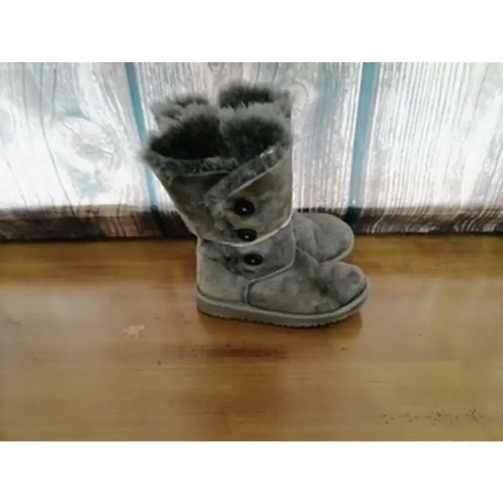 UGG Bailey Button II Kids Gray Mid-Calf Winter Snow Boots Triple‎ Button 3Y